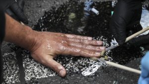 Klimatski aktivisi Posljednje generacije najčešće su se lijepili za cestu (ILUSTRACIJA) / Foto: Anadolu