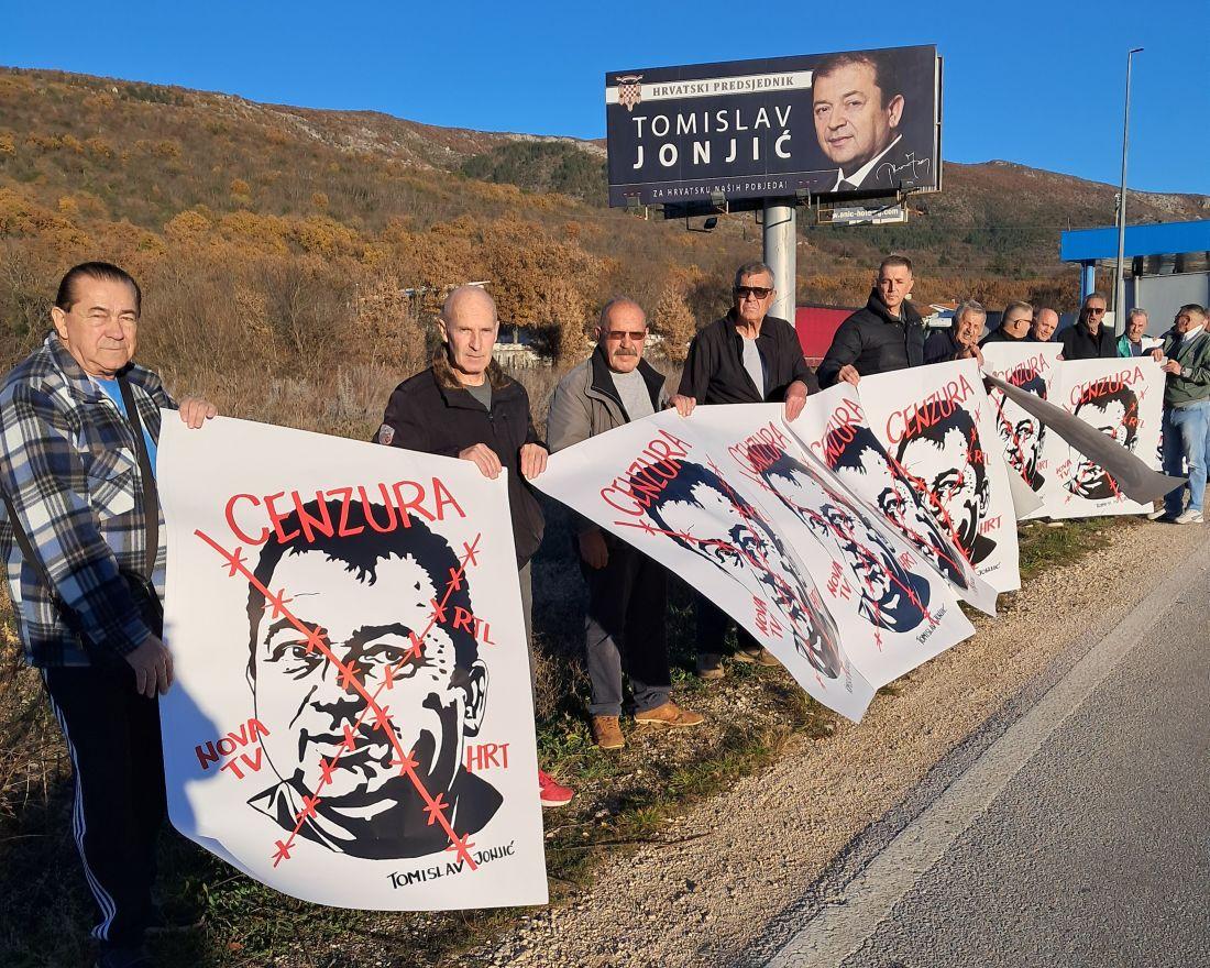 Prosvjed upozorenja imotskih branitelja, kojim se traži da mediji prestanu s cenzurom i segregacijom predsjedničkog kandidata dr. Tomislava Jonjića / Foto: Fenix (SIM)