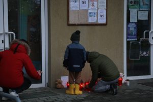 Okupljanje sa svijećama ispred OŠ Prečko/ Foto: Anadolu