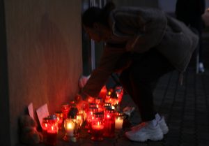 Okupljanje sa svijećama ispred OŠ Prečko/ Foto: Anadolu