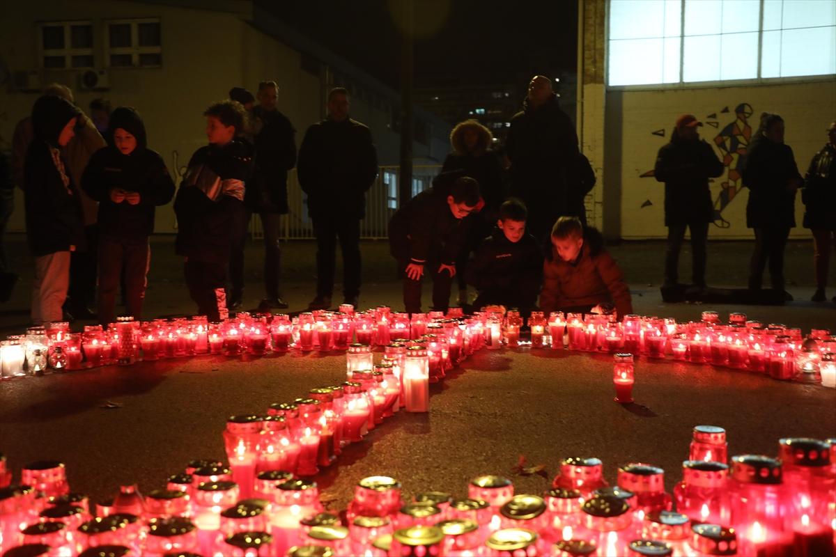 Okupljanje sa svijećama ispred OŠ Prečko/ Foto: Anadolu