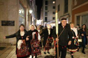 U ZADRU OTVORENA SVETA GODINA JUBILEJA 2025.: Veličanstvena procesija od crkve sv. Šime do katedrale sv. Stošije – stigli i Hrvati iz iseljeništva