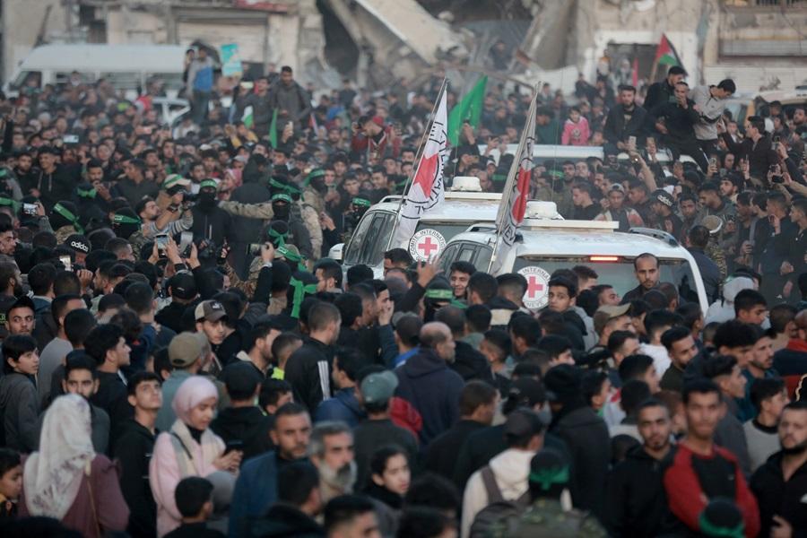 Hamas predao Crvenom križu tri izraelska taoca / Foto: Anadolu