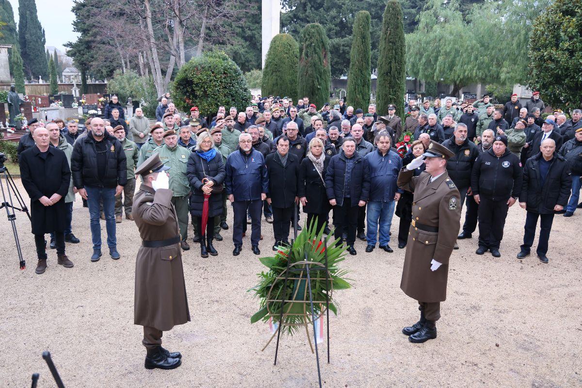 Počast poginulim hrvatskim braniteljima  kod Srediišnjeg križa u Zadru / Foto: Hina