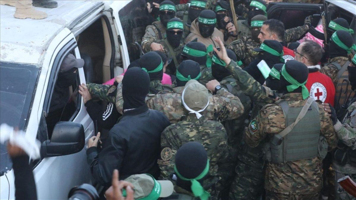 Pripadnici Hamasa predaju izraelske zarobljenike Crvenom križu / Foto: Hamas