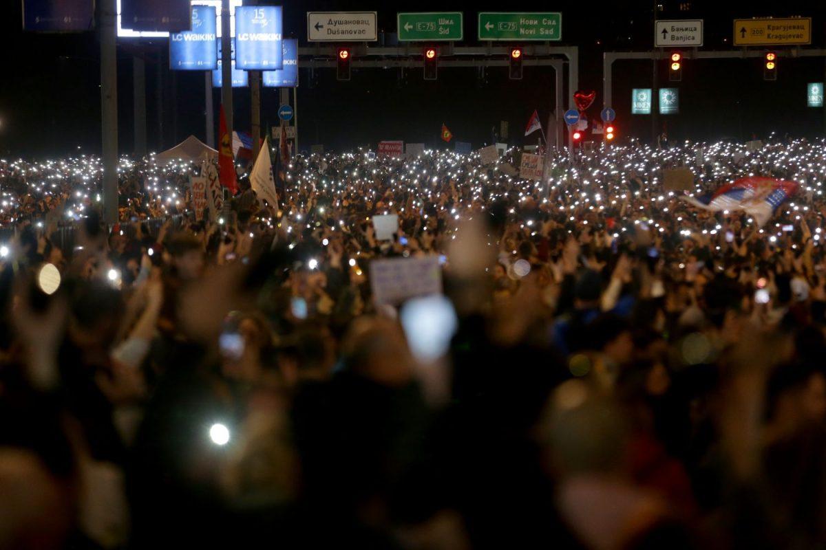 Tisuće ljudi na ulicama u više srbijanskih gradova, a studenti poručuju da nasilje mora stati / Foto: Hina