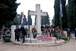 Počast poginulim hrvatskim braniteljima kod Srediišnjeg križa u Zadru / Foto: Hina