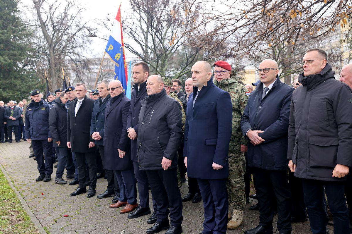 Počast poginulim hrvatskim braniteljima odaju ministri Tomo Medved, Ivan Anušić i Šime Erlić / Foto: Hina