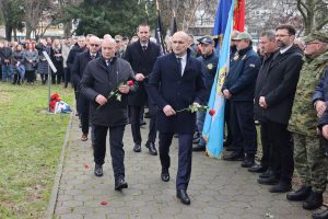 Počast poginulim hrvatskim braniteljima odaju ministri Tomo Medved, Ivan Anušić i Šime Erlić / Foto: Hina