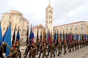 Mimohod pripadnika HV-a u Zadru za 32. obljetnicu VRO Maslenica / Foto: Hina