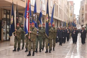 Mimohod pripadnika HV-a u Zadru za 32. obljetnicu VRO Maslenica / Foto: Hina