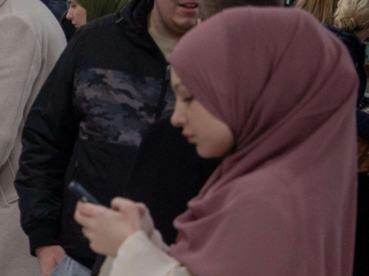 Mlada muslimanka sa pokrivalom na glavi (ILUSTRACIJA) / Foto: Anadolu