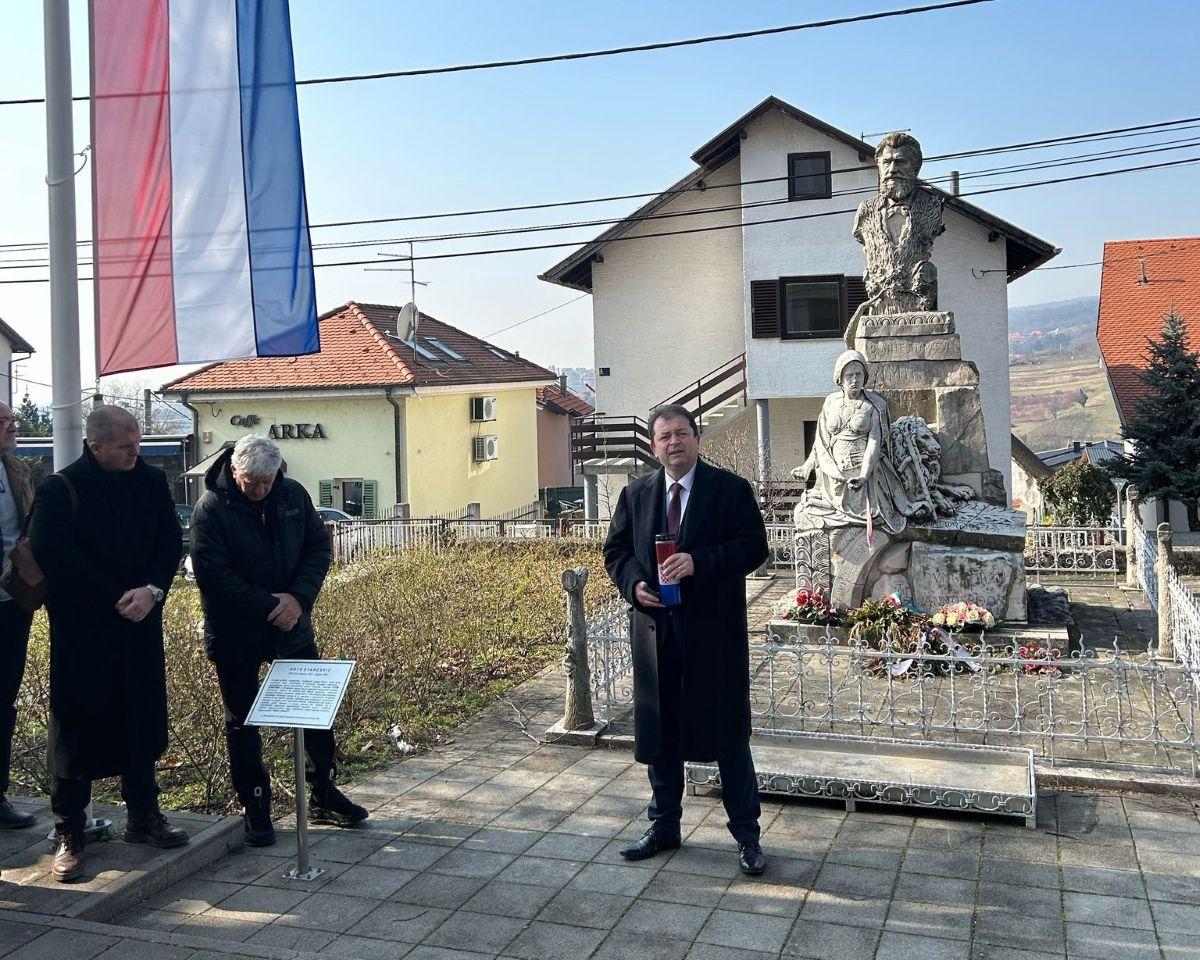 Tomislav Jonjić u Šestinaa ispred nadgrobnog spomenika Ocu Domovine Ante Starčevića / Foto: Fenix (I. Lozo)