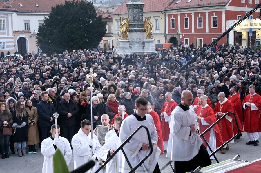 Na blagdan bl. Alojzija Stepinca, zagrebački nadbiskup mons. Dražen Kutleša predvodio je svečano euharistijsko slavlje na Trgu ispred katedrale. / Foto: Hina