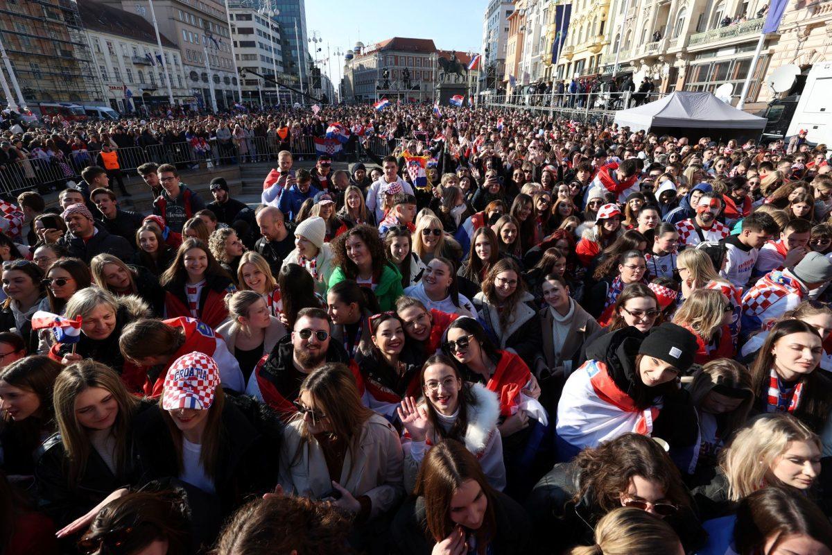 Navijači čekaju rukometaše/ Foto: Hina