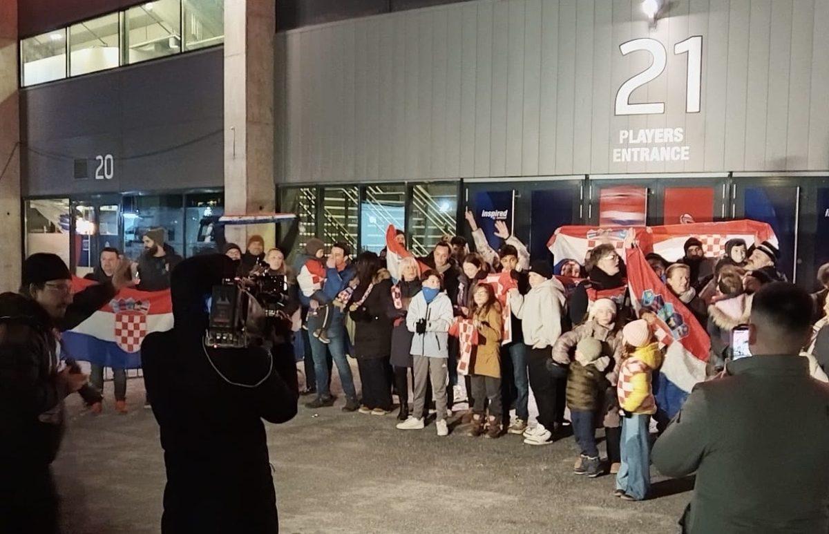 Hrvati Norveške dočekali hrvatske rukometaše pred dvoranom prije treninga / Foto: Fenix (I. Turkalj)