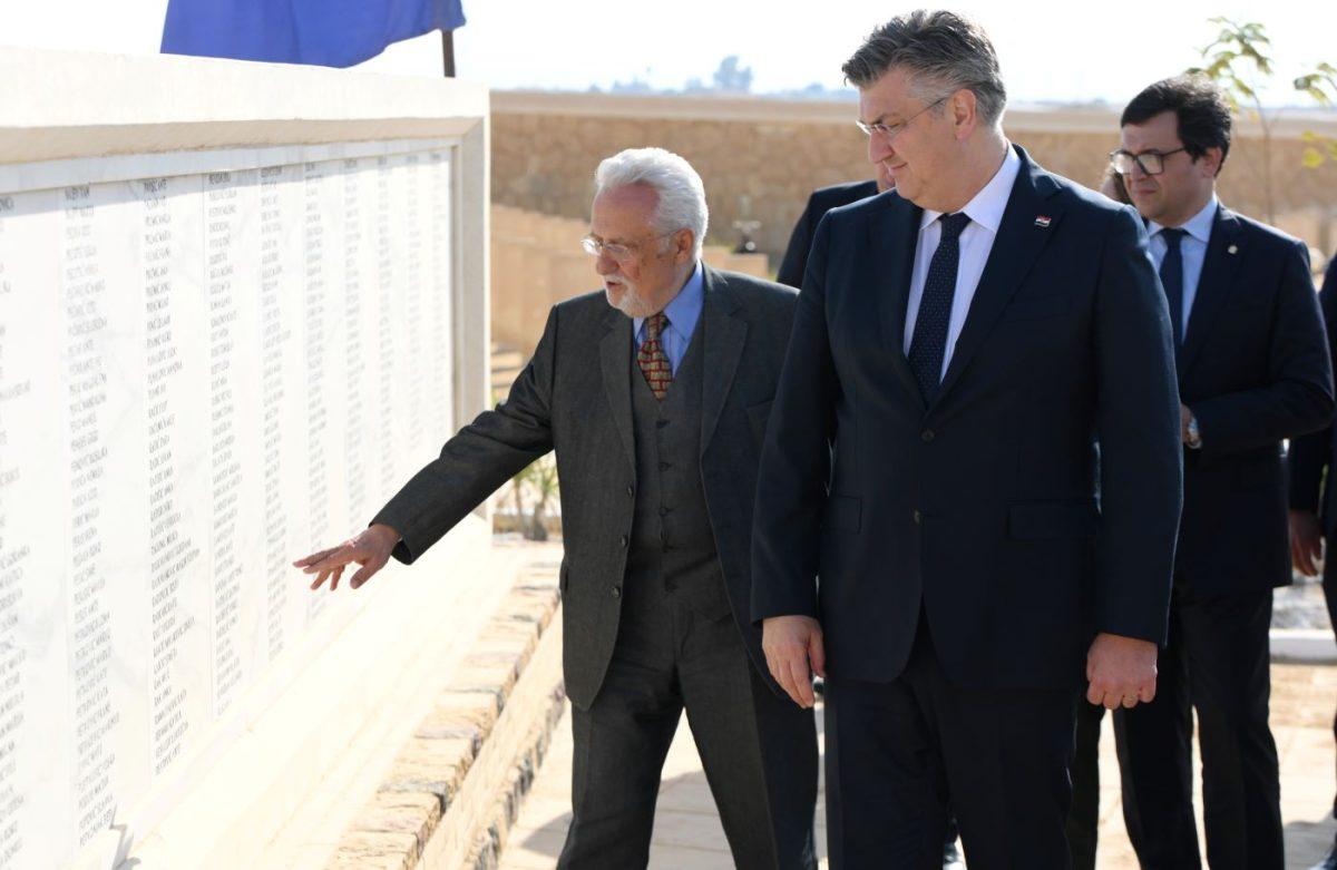 Premijer Andrej Plenković u posjetu Egiptu. Obišao je groblje El Shatt gdje je položio vijence / Foto: Hina