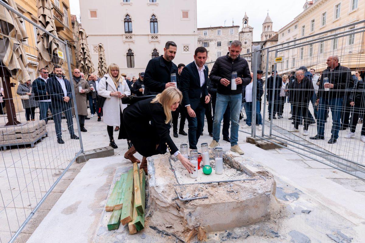 Mirni prosvjed povodom uklanjanja štandarca s Pjace / Foto: Hina