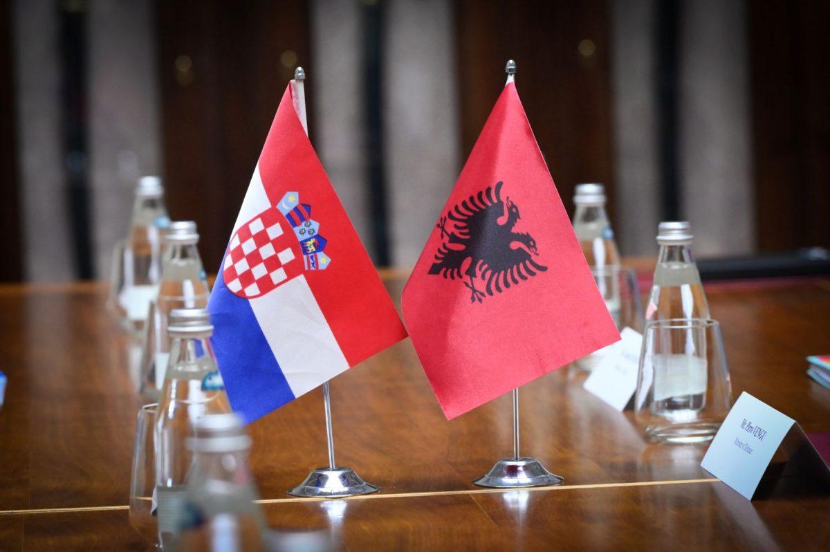 Hrvatska i albanska zastava / Foto: Hina