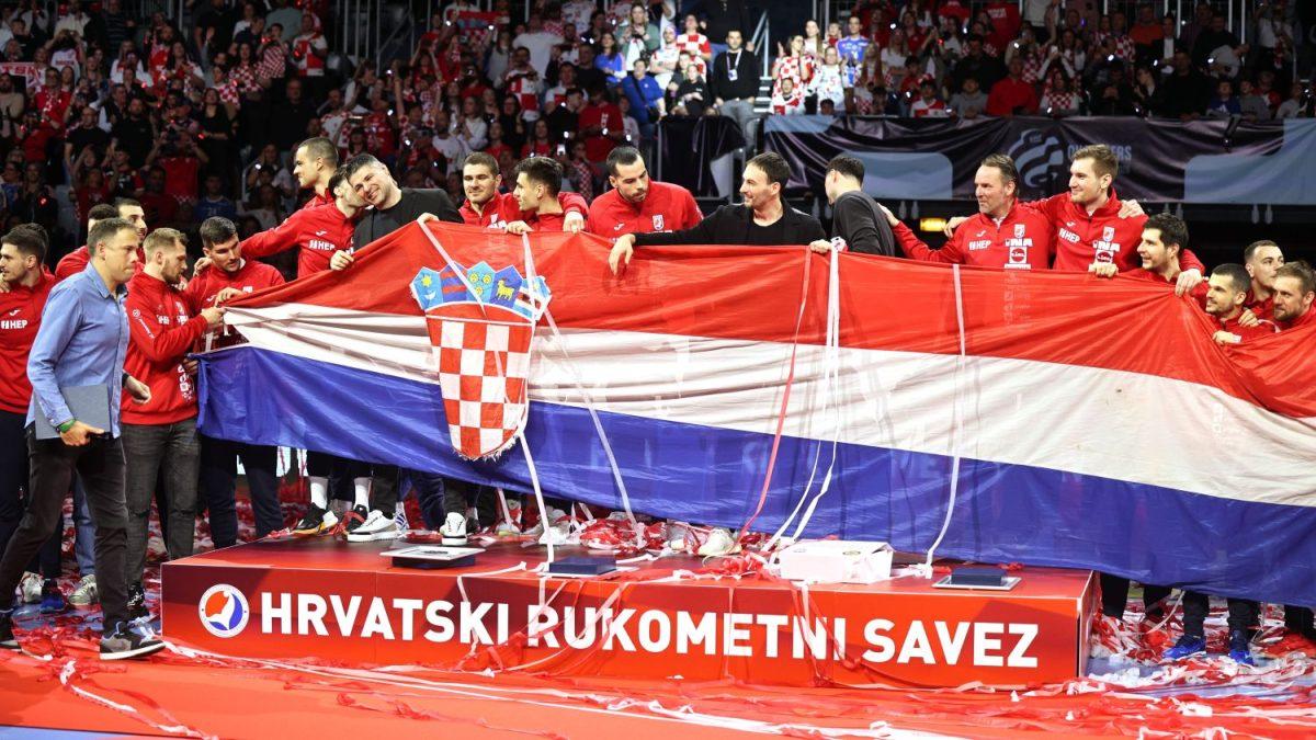 Hrvatski rukometaši sa zastavom s Kinske tvrđave u Areni Zagreb / Foto: Hina