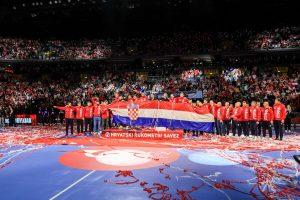 Hrvatski rukometaši sa zastavom s Kinske tvrđave u Areni Zagreb / Foto: Hina