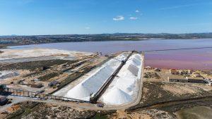 Nakupine soli pored ružičastoj jezera Torrevieja / Foto: Anadolu