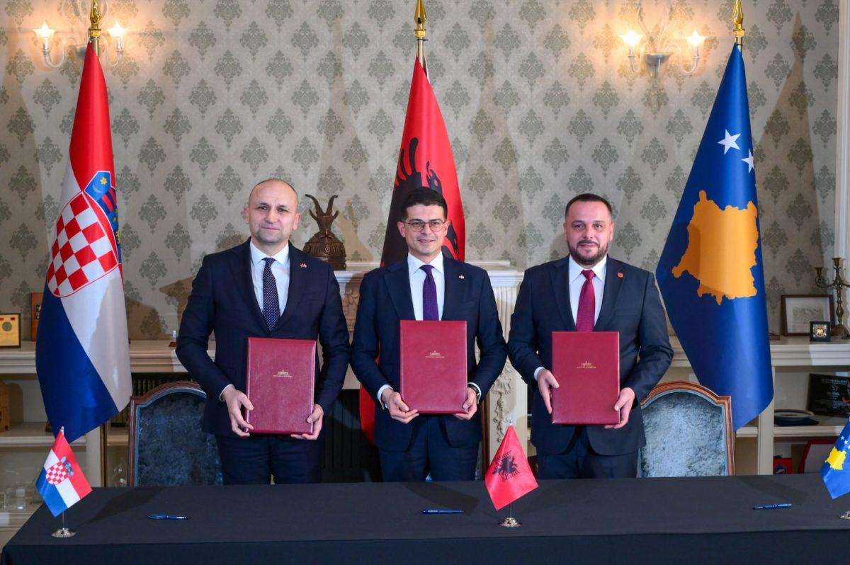 Deklaraciju su u Tirani potpisali ministri obrane triju zemalja Ivan Anušić, Pirr Vengu i Ejup Maqedonci / Foto: Hina