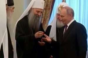 Srpski patrijarh Porfirije daruje Putinu uskrsno jaje / Foto: Preslik Kremlin.ru
