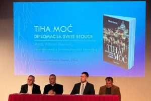 SPLIT: Predstavljena knjiga "Tiha moć - diplomacija Svete Stolice" mons. Nikole Eterovića Predstavljanje knjige Tiha moć, Diplomacija Svete Stolice mons. Nikole Eterovića u Splitu (ILUSTRACIJA) / Foto: Fenix (SIM)