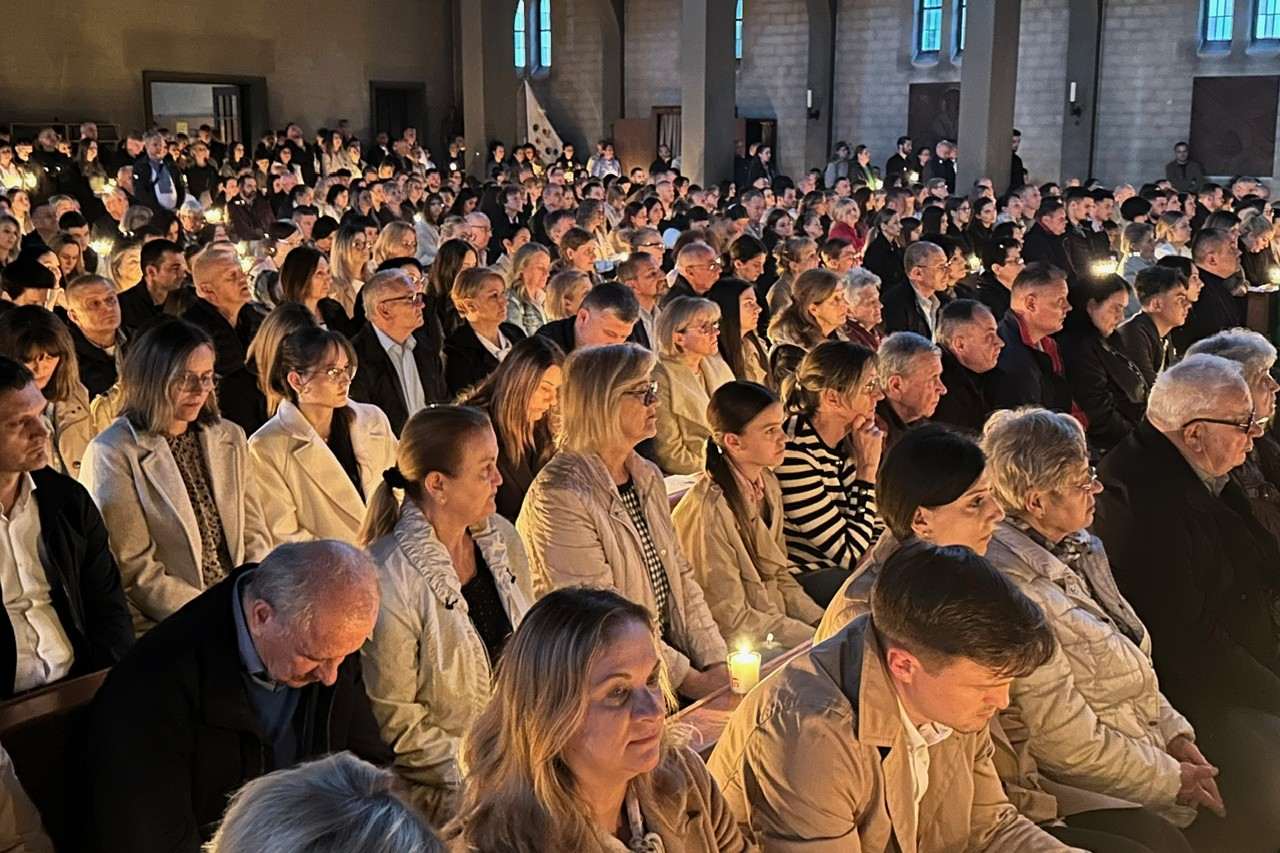 VELIKA SUBOTA U HRVATSKOM ISELJENIŠTVU: Obred Uskrsnog bdijenja u crkvi u Offenbachu predvodio župnik fra Ivan Grubišić Uskrsno bdijenja u crkvi u Offenbachu / Foto: Fenix (SIM)