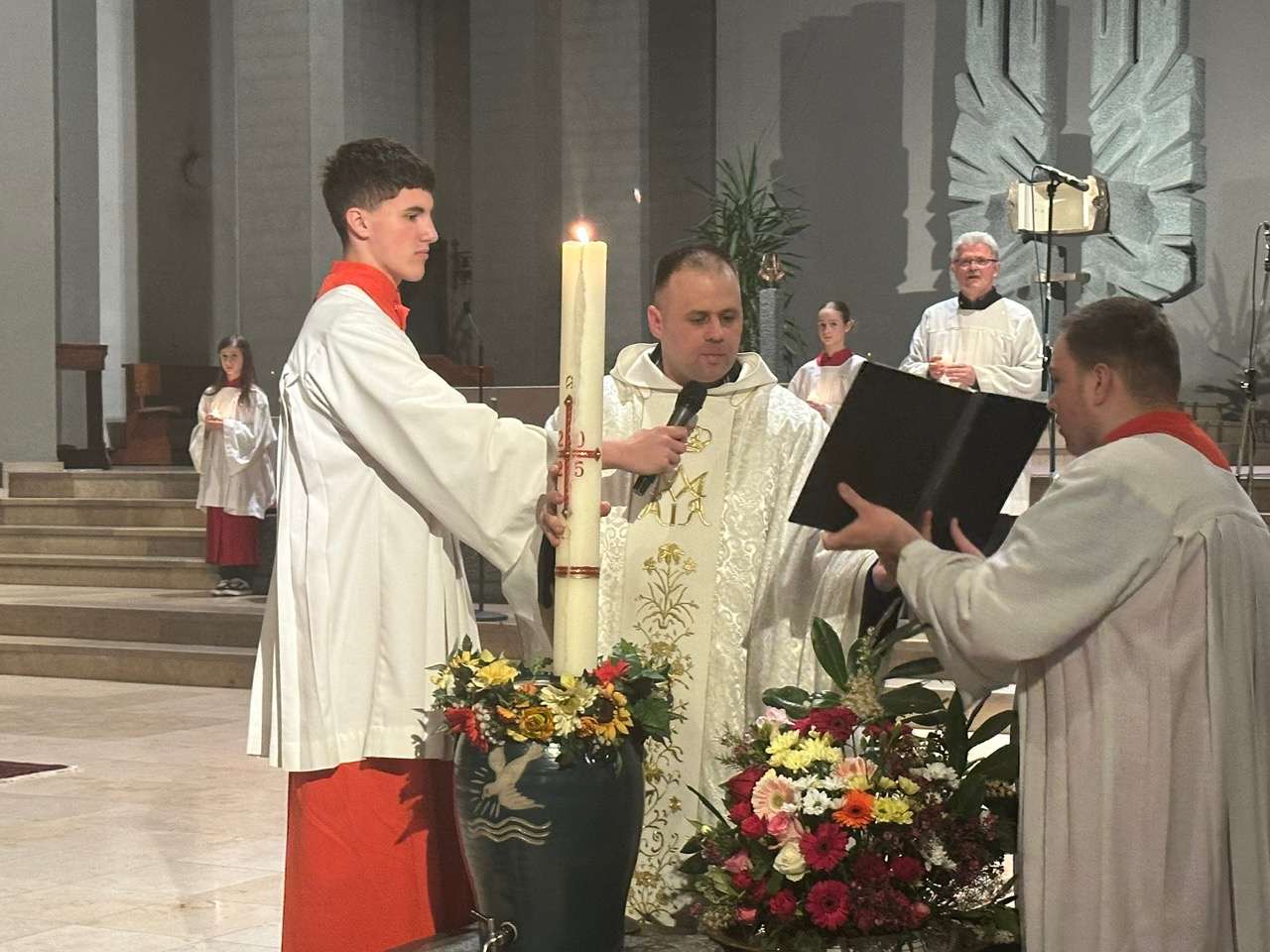 VELIKA SUBOTA U HRVATSKOM ISELJENIŠTVU: Obred Uskrsnog bdijenja u crkvi u Offenbachu predvodio župnik fra Ivan Grubišić Uskrsno bdijenja u crkvi u Offenbachu / Foto: Fenix (SIM)