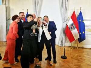 AUSTRIJA 2026. DOMAĆIN: Pobjednik Eurosonga JJ došao trofej pokazali i austrijskoj Vladi. Plačnim glasom zahvalio roditeljima i timu: “Oh, ne želim plakati”