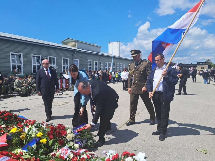 Hrvatsko izaslanstvo Silvio Kus, Sara Lustig, Daniel Glunčić (sredina) i Mario Pavlak polažu vijenac žrtvama nacionalsocijalizma