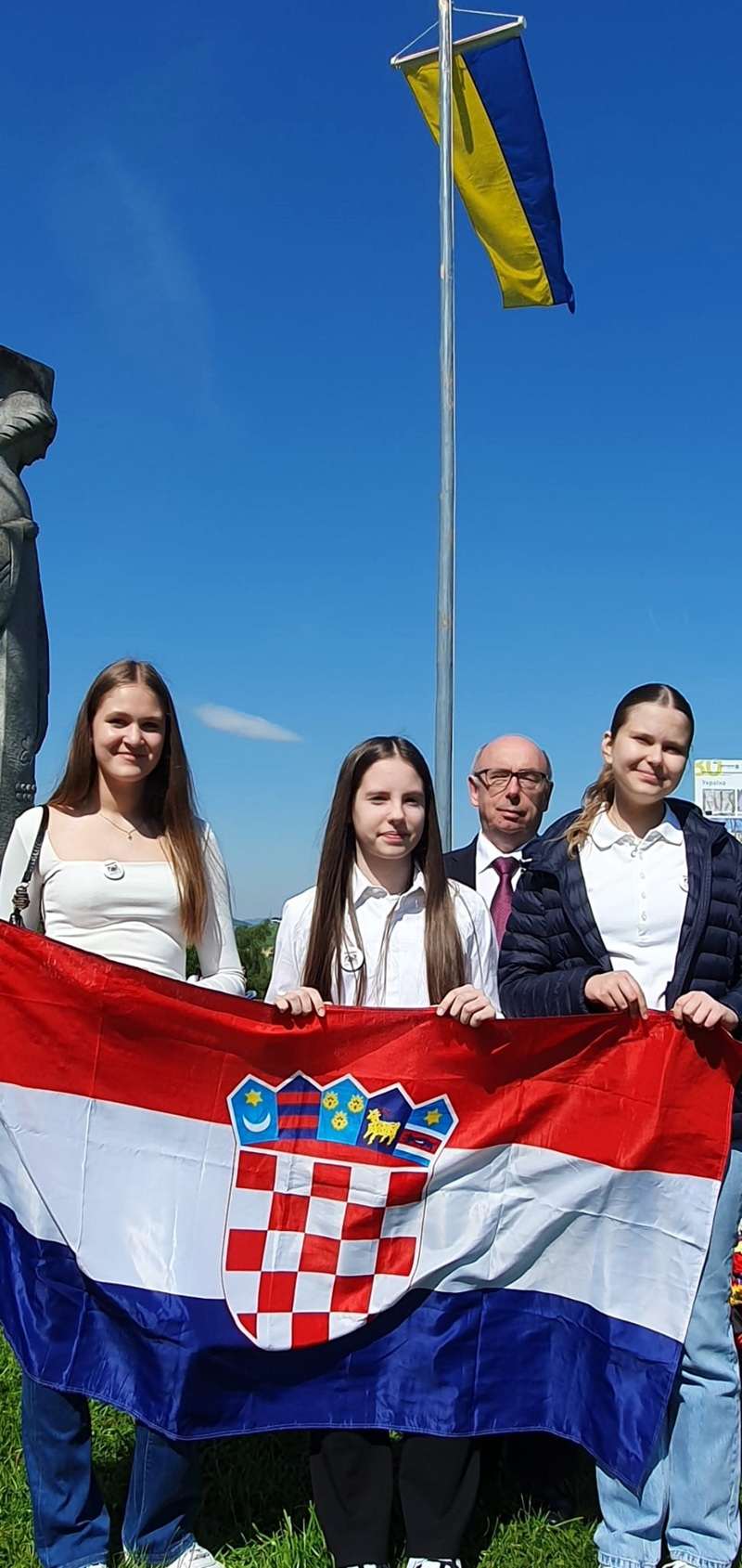 80. OBLJETNICA OSLOBOĐENJA: Hrvatsko izaslanstvo u Mauthausenu u Austriji odalo počast žrtvama nacističkog režima. Među njima i 200-tinjak Hrvata Kus sa predstavnicama Hrvatske zajednice u Gornjoj Austriji na ukrajinskom spomen obilježju