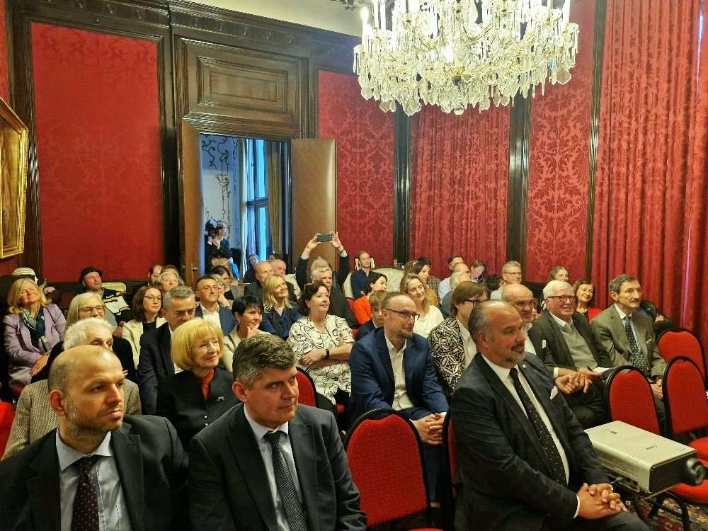 ORF-OVA PREMIJERA DOKUMENTARCA O HRVATSKOJ: “Hrvatska obala - beskrajna i divlja” impresionirala Austrijance i njihove strane goste u Veleposlanstvu RH u Beču ORF-OVA PREMIJERA DOKUMENTARCA O HRVATSKOJ: “Hrvatska obala - beskrajna i divlja” impresionirala Austrijance i njihove strane goste u Veleposlanstvu RH u Beču