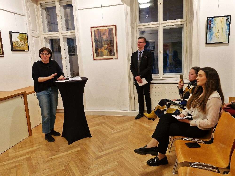PREMIJERA KNJIŽEVNO LIKOVNOG DRUŠTVA “REŠETARI”: U Beču otvorene izložbe braniteljskih radova “Tragom sjećanja” i “Palete Domovine” Adrijana Markon Jurčić, predsjednica bečkog ogranka Matice Hrvatske