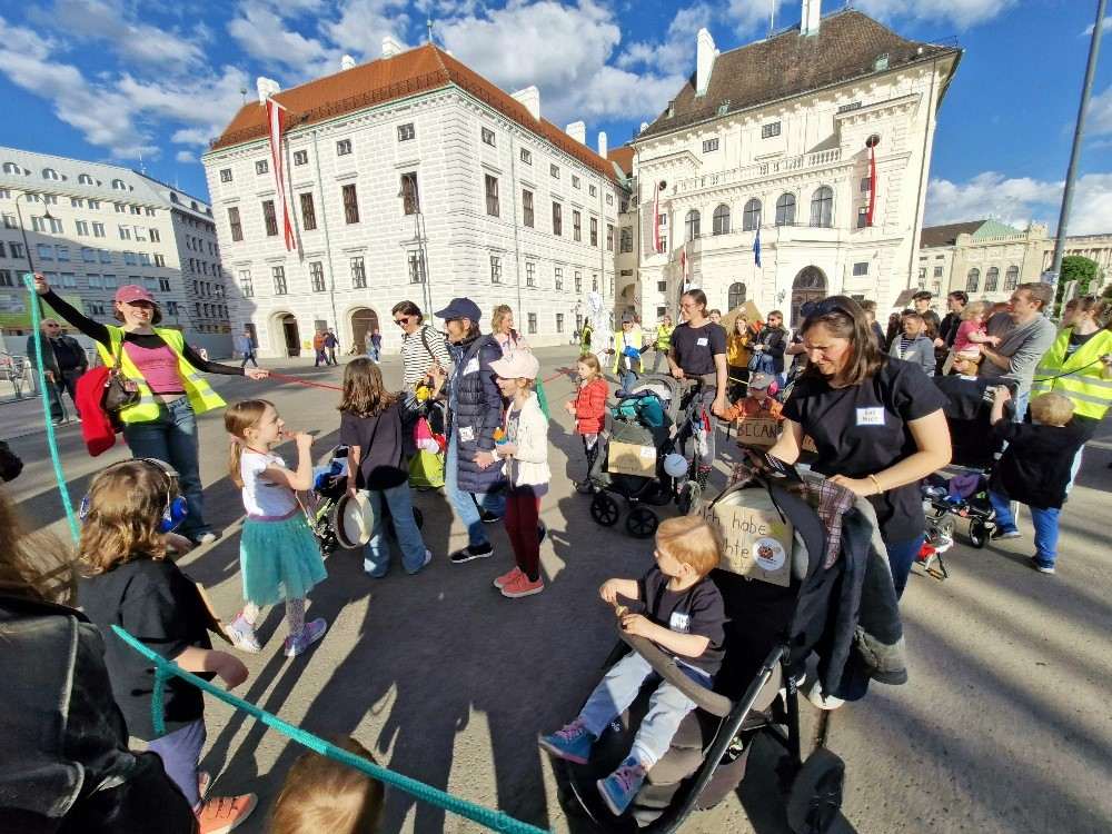 GRADIŠĆANSKI HRVATI I KORUŠKI SLOVENCI PROSVJEDOVALI U BEČU: Za 70. obljetnicu potpisivanja Državnog ugovora traže od Vlade ispunjenje njihovih manjinskih prava Prosvjed gradišćanskih Hrvata i koruških Slovenaca u Beču / Foto: Fenix (S. Herek)