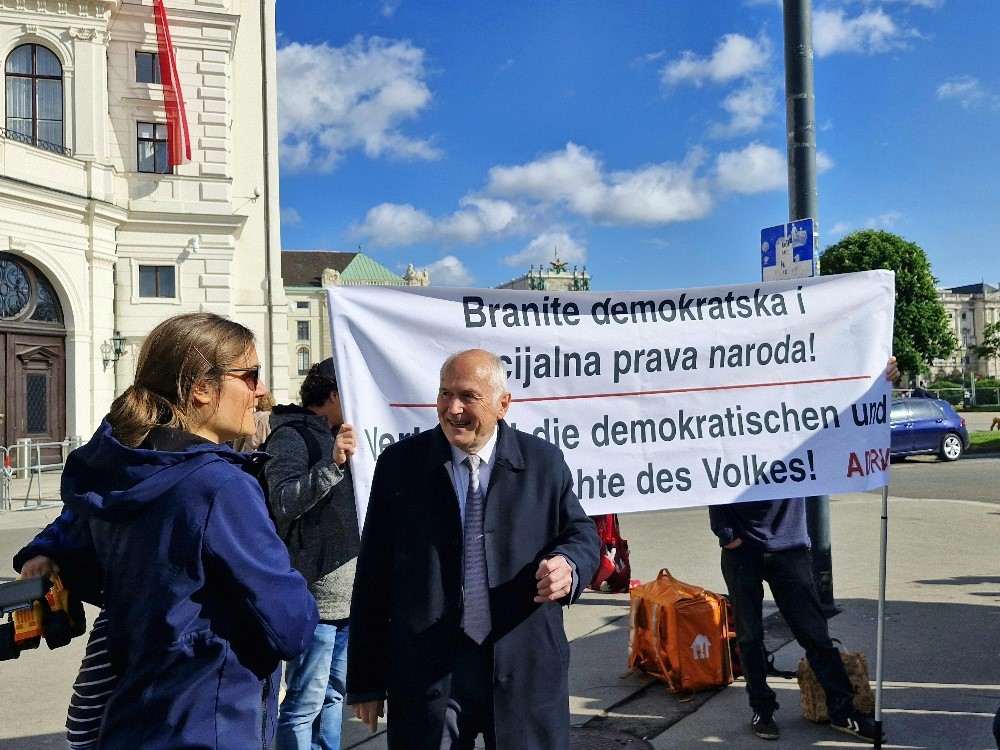 GRADIŠĆANSKI HRVATI I KORUŠKI SLOVENCI PROSVJEDOVALI U BEČU: Za 70. obljetnicu potpisivanja Državnog ugovora traže od Vlade ispunjenje njihovih manjinskih prava Prosvjed gradišćanskih Hrvata i koruških Slovenaca u Beču / Foto: Fenix (S. Herek)