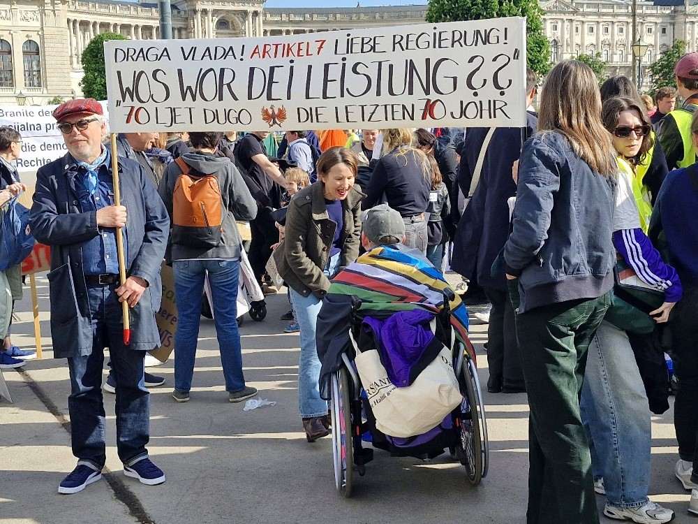 GRADIŠĆANSKI HRVATI I KORUŠKI SLOVENCI PROSVJEDOVALI U BEČU: Za 70. obljetnicu potpisivanja Državnog ugovora traže od Vlade ispunjenje njihovih manjinskih prava Prosvjed gradišćanskih Hrvata i koruških Slovenaca u Beču / Foto: Fenix (S. Herek)