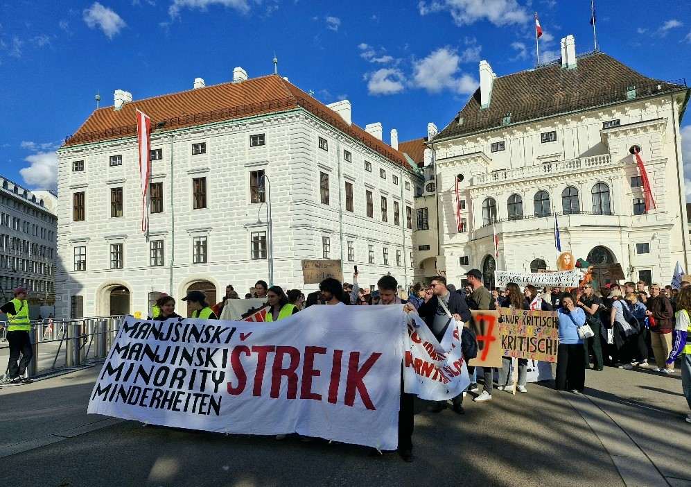 GRADIŠĆANSKI HRVATI I KORUŠKI SLOVENCI PROSVJEDOVALI U BEČU: Za 70. obljetnicu potpisivanja Državnog ugovora traže od Vlade ispunjenje njihovih manjinskih prava Prosvjed gradišćanskih Hrvata i koruških Slovenaca u Beču / Foto: Fenix (S. Herek)