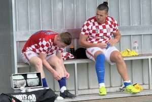 KASNO KRENULI? Croatia Frankfurt upisala drugu pobjedu zaredom, na gostovanju s 2:1 savladan Gudesding Ivan Propadalo (desno) nakon ozljede / Foto: Fenix (S. Konta)