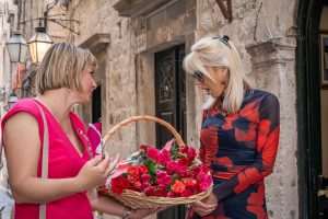 Dubrovački Mostovci su obilježili nedjeljni Majčin dan darivajući mame koje su susretali šetnjom Stradunom sa cvijećem i prigodnom stihom / Foto: Fenix (Most Dubrovnik)