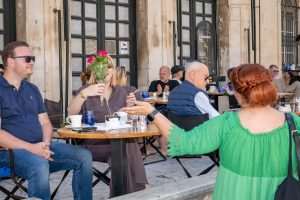Dubrovački Mostovci su obilježili nedjeljni Majčin dan darivajući mame koje su susretali šetnjom Stradunom sa cvijećem i prigodnom stihom / Foto: Fenix (Most Dubrovnik)