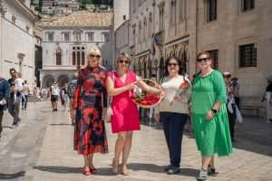 Dubrovački Mostovci su obilježili nedjeljni Majčin dan darivajući mame koje su susretali šetnjom Stradunom sa cvijećem i prigodnom stihom / Foto: Fenix (Most Dubrovnik)