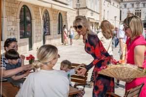 Dubrovački Mostovci su obilježili nedjeljni Majčin dan darivajući mame koje su susretali šetnjom Stradunom sa cvijećem i prigodnom stihom / Foto: Fenix (Most Dubrovnik)