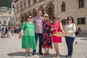 Dubrovački Mostovci su obilježili nedjeljni Majčin dan darivajući mame koje su susretali šetnjom Stradunom sa cvijećem i prigodnom stihom / Foto: Fenix (Most Dubrovnik)