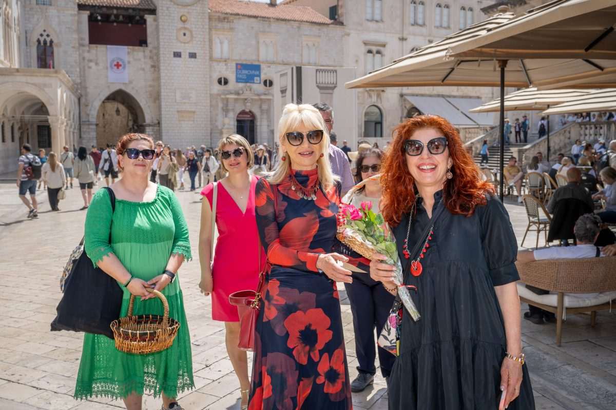 Dubrovački Mostovci su obilježili nedjeljni Majčin dan darivajući mame koje su susretali šetnjom Stradunom sa cvijećem i prigodnom stihom / Foto: Fenix (Most Dubrovnik)