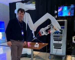 ROBOTSKI KIRURG DR. VAHUDIN ŽUGOR: Robotska kirurgija i umjetna inteligencija mijenjaju svijet i lice medicine Prof. dr. Vahudin Žugor / Foto: Fenix (Osobni arhiv VŽ)