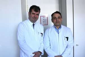 ROBOTSKI KIRURG DR. VAHUDIN ŽUGOR: Robotska kirurgija i umjetna inteligencija mijenjaju svijet i lice medicine Prof. dr. Vahudin Žugor sa kolegom u klinici Bamberg / Foto: Fenix (SIM)