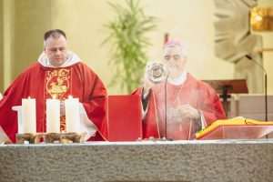 SAKRAMENT KRIZME U OFFENBACHU: Apostolski Nuncij Dr. Nikola Eterović krizmanicima poručio da budu ponosni na svoju vjeru i hrvatske korijene